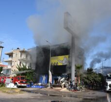 Antalya'da oto lastik deposunda çıkan yangına müdahale ediliyor
