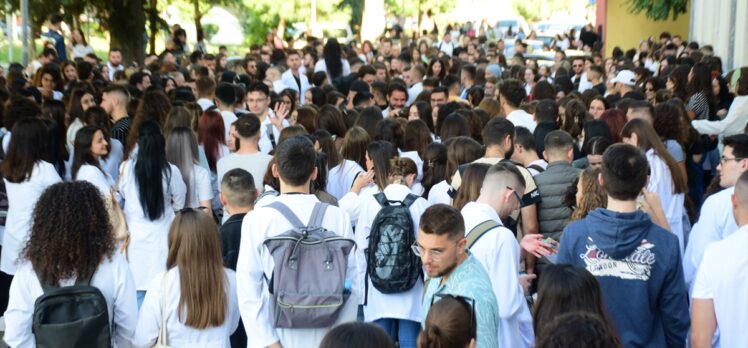 Arnavutluk’ta tıp öğrencileri “zorunlu istihdama” karşı protesto düzenledi