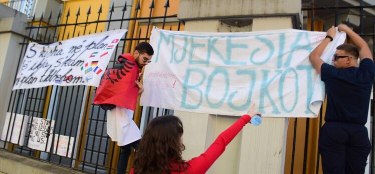 Arnavutluk'ta tıp öğrencileri “zorunlu istihdamı” protesto etti
