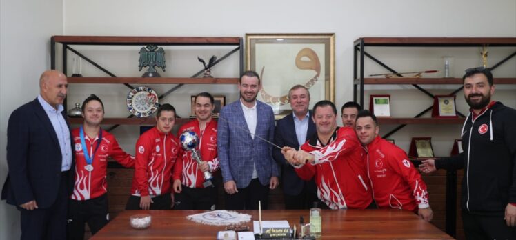 Avrupa Şampiyonu Down Sendromlu Futsal Milli Takımı, Okçular Vakfı'nı ziyaret etti