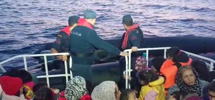 Ayvalık açıklarında lastik botlardaki 108 düzensiz göçmen kurtarıldı