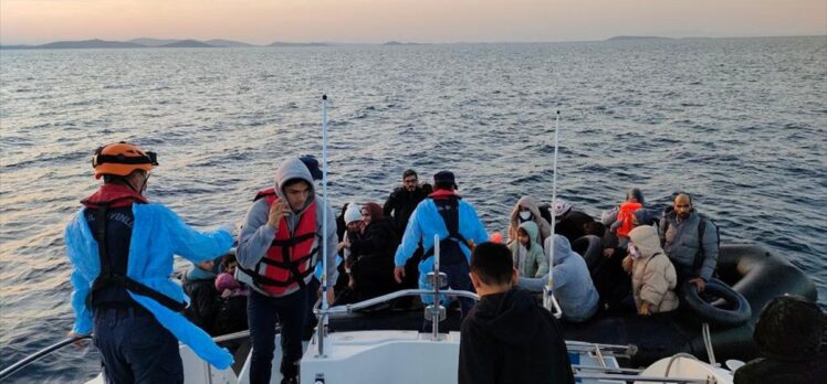 Ayvalık açıklarında motoru arazı yapan lastik botta mahsur kalan 45 düzensiz göçmen kurtarıldı