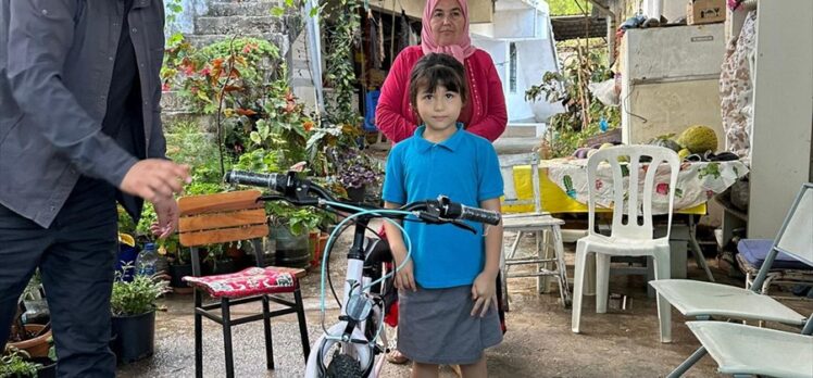Bisikletçileri gördüğünde dua edip alkışlayan yaşlı kadına Bakan Bak, bisiklet gönderdi