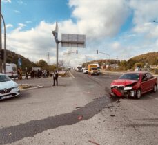 Bolu'da iki otomobilin çarpıştığı kazada 3 kişi yaralandı