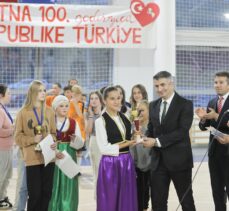 Bosna Hersek'te, Cumhuriyet'in 100. yılı etkinliklerinde spor müsabakasını kazanan öğrencilere ödül