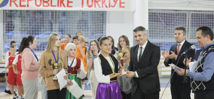 Bosna Hersek'te, Cumhuriyet'in 100. yılı etkinliklerinde spor müsabakasını kazanan öğrencilere ödül