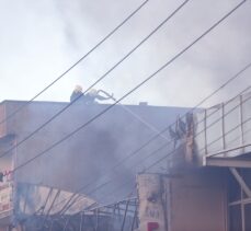Bursa'da koltuk imalathanesinde çıkan yangına müdahale ediliyor