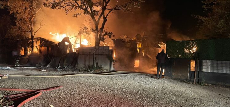 Çatalca'da fabrikada çıkan yangına itfaiye müdahale ediyor