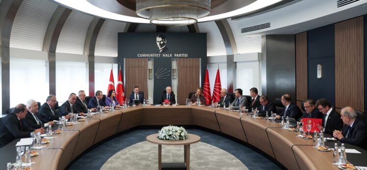 CHP Genel Başkanı Kılıçdaroğlu, partili milletvekilleriyle bir araya geldi