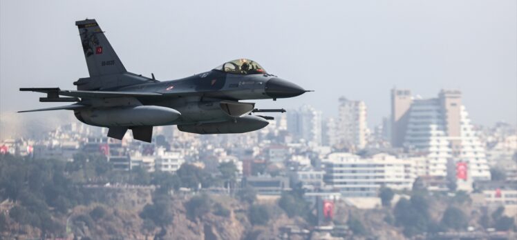 Antalya'da savaş uçakları gösteri uçuşu yaptı