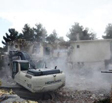 Darende'de ağır hasarlı binaların yıkımı sürüyor