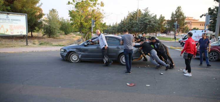 Diyarbakır'da ambulans ile 2 aracın karıştığı kazada 1 kişi yaralandı