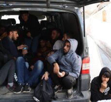 Edirne'de polisten kaçan minibüste 23 düzensiz göçmen yakalandı