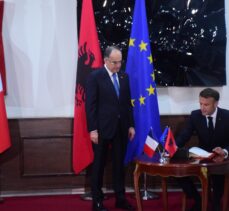 Fransa Cumhurbaşkanı Macron, Arnavutluk Cumhurbaşkanı Begaj tarafından törenle karşılandı