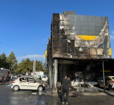 Gaziantep'te iş merkezinde çıkan yangında 5 araç zarar gördü