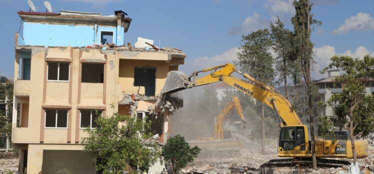 Hatay'da ağır hasarlı 6 bina kontrollü şekilde yıkıldı
