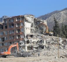 Hatay'da ağır hasarlı binaların kontrollü yıkımı devam ediyor
