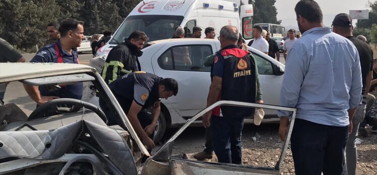 Hatay'da iki otomobilin çarpıştığı kazada 1 kişi öldü, 6 kişi yaralandı