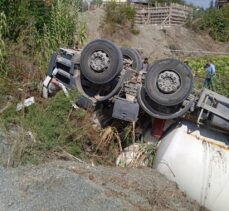 Hatay'da şarampole devrilen beton mikserinin sürücüsü öldü