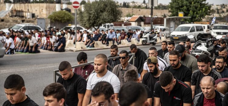 İsrail, Filistinli gençlerin Mescid-i Aksa'da cuma namazı kılmasına yine izin vermedi