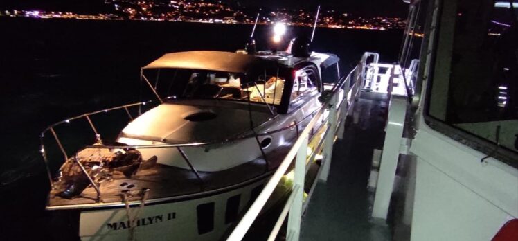 İstanbul Boğazı'nda arızalanarak sürüklenen tekne kurtarıldı