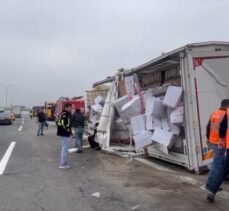 İstanbul TEM Otoyolu'nda tıra çarpan kamyon yola devrildi