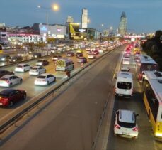 İstanbul'da akşam saatlerinde trafik yoğunluğu meydana geldi