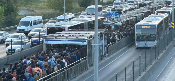 İstanbul'da bazı metrobüs duraklarında yoğunluk yaşandı