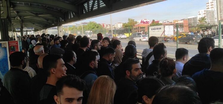 İstanbul'da bazı metrobüs duraklarında yoğunluk yaşandı