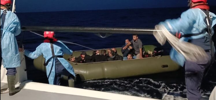 İzmir açıklarında 180 düzensiz göçmen kurtarıldı, 37 düzensiz göçmen yakalandı
