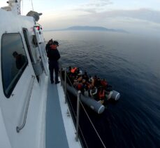 İzmir açıklarında 74 düzensiz göçmen kurtarıldı, 69 göçmen yakalandı