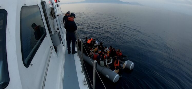İzmir açıklarında 74 düzensiz göçmen kurtarıldı, 69 göçmen yakalandı
