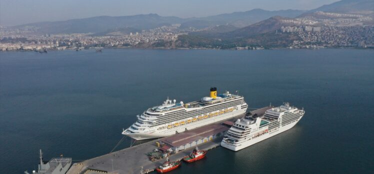İzmir Limanı'na yanaşan iki kruvaziyerle turist hareketliliği yaşandı