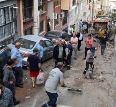 İzmir'de 2 araç ve duvara çarpan çöp kamyonu sürücüsü yaralandı