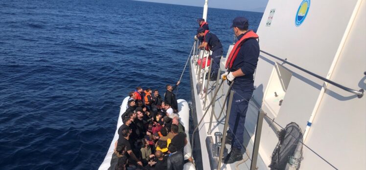 İzmir'de 54 düzensiz göçmen kurtarıldı, 39 düzensiz göçmen yakalandı