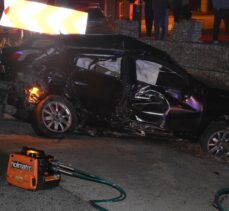 İzmir'de iki otomobilin çarpıştığı kazada 2 kişi öldü, 2 kişi yaralandı