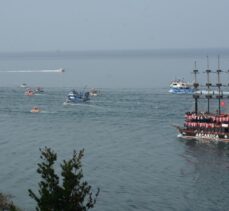 Karadeniz'e teknelerle açılarak Cumhuriyet'in 100. yıl dönümünü kutladılar