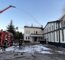 Kayseri'de mobilya fabrikasında çıkan yangına müdahale ediliyor