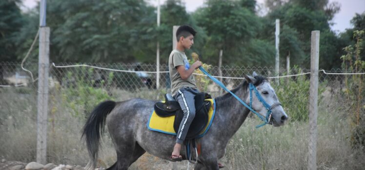 Kerkük'ün ilk ve tek at binicilik merkezinde çocuklara ücretsiz eğitim veriliyor