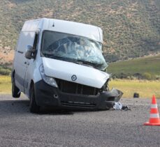 Kilis'te çarpışan tırla midibüsün sürücüleri yaralandı