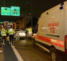 Kocaeli'de direğe çarpan otomobildeki 4 kişi yaralandı