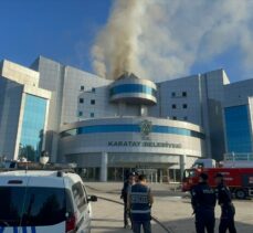GÜNCELLEME – Konya Karatay Belediyesi binasında yangın çıktı