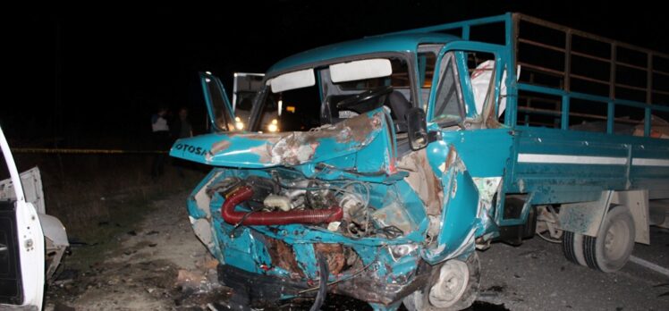 Sakarya'da trafik kazasında baba ve oğlu öldü, 3 kişi yaralandı
