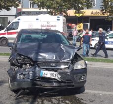 Sancaktepe'de çarpışan 2 otomobilin sürücüleri yaralandı