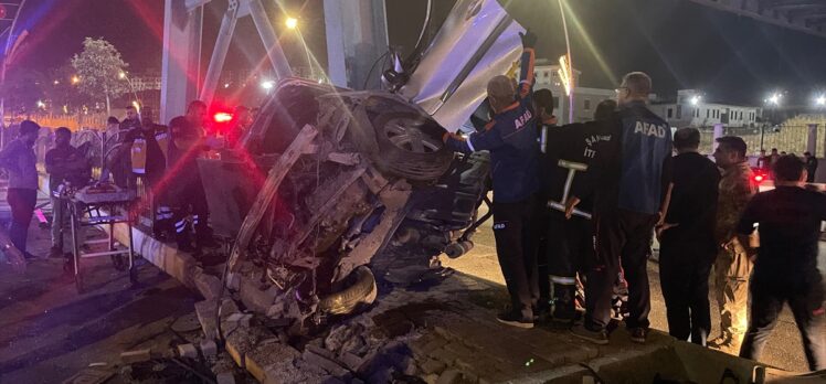 Şanlıurfa'da üst geçidin ayağına çarpan otomobildeki 2 kişi öldü