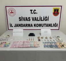 Sivas'ta elektrik lambaları içerisine gizlenmiş uyuşturucuyla ilgili 3 şüpheli yakalandı