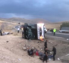 Sivas'ta yolcu otobüsü devrildi, 2 kişi öldü, 25 kişi yaralandı