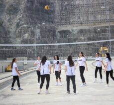 Sporcular, 249 metre yüksekliğindeki baraj gövdesi üzerinde voleybol oynadı