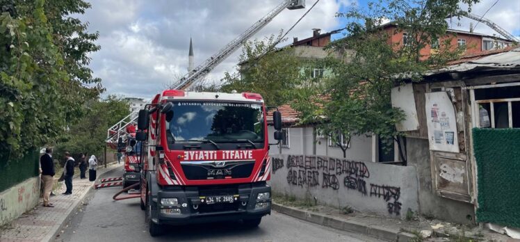 Sultanbeyli'de 3 katlı binanın çatısında çıkan yangın söndürüldü