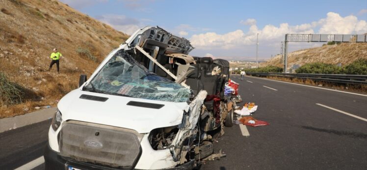 GÜNCELLEME – TAG Otoyolu'ndaki minibüs kazasında 5 kişi öldü